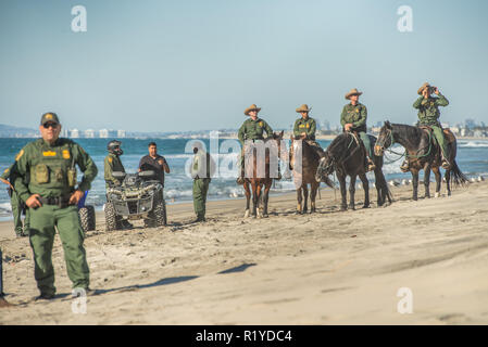 Tijuana, Messico. Xiv Nov, 2018. Noi Pattuglia di Confine a cavallo e ATV lo sguardo su di noi/Messico recinzione di confine. Credito: Vito Di Stefano/ZUMA filo/Alamy Live News Foto Stock