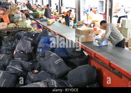 Novembre 15, 2018 - Nantong, Cina - i lavoratori sono occupati di smistamento di pacchetti a una società di logistica in Nantong, est cinese della provincia di Jiangsu. Dopo il decimo Tmall "doppio 11'' online shopping festival domenica, i servizi di consegna per espresso inaugurato un picco di consegna. Secondo i dati del membro Ufficio Postale, per un totale di 1.352 miliardi di ordini express è andato attraverso le principali piattaforme di e-commerce. (Credito Immagine: © SIPA Asia via ZUMA filo) Foto Stock