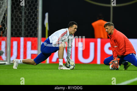 Il 15 novembre 2018, Sassonia, Lipsia: Calcio: partite internazionali, Germania - Russia nell'Arena di RB. Il portiere Guilherme Alvim Marinato (l) dalla Russia in fase di riscaldamento con il suo allenatore. Foto: Soeren Stache/dpa Foto Stock