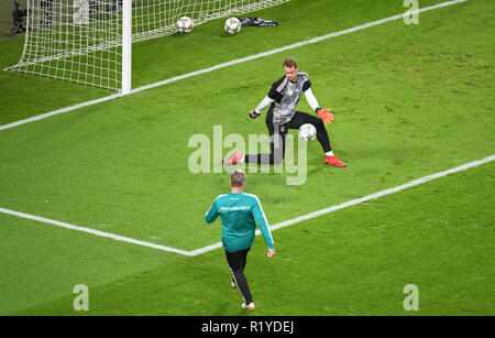 Il 15 novembre 2018, Sassonia, Lipsia: Calcio: partite internazionali, Germania - Russia nell'Arena di RB. Il portiere Manuel Neuer (h) dalla Germania si ritiene che le catture di una sfera di colpo da portiere coach Andreas Köpke durante il riscaldamento. Foto: Hendrik Schmidt/dpa Foto Stock