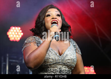 Regent Street, Londra, Regno Unito, 15 Nov 2018. Il cast di hit musical "Dreamgirls" eseguire sul palco. Gazzetta 'switch-sull' del più grande impianto luci nel capitale di Regent Street, "lo spirito di Natale' è celebrata ancora una volta. Credito: Imageplotter News e sport/Alamy Live News Foto Stock