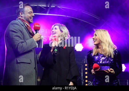 Regent Street, Londra, Regno Unito, 15 Nov 2018. Il Dott. britannico che attrice Jodie Whittaker, accanto al cuore della Radio Prima colazione presentatori Jamie Theakston e Sian Welby attiva l'accensione con il cast dreamgirls e Calum Scott. Gazzetta 'switch-sull' del più grande impianto luci nel capitale di Regent Street, "lo spirito di Natale' è celebrata ancora una volta. Credito: Imageplotter News e sport/Alamy Live News Foto Stock