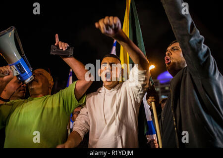 Tel Aviv, Israele. Xv Nov, 2018. I residenti della regione meridionale di Israele gridare slogan durante una manifestazione di protesta contro l'accordo di cessate il fuoco con i palestinesi di Hamas movimento islamista a Gaza. Credito: Ilia Yefimovich/dpa/Alamy Live News Foto Stock