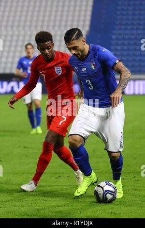 Ferrara, Italia. 15 Novembre, 2018. GIUSEPPE PEZZELLA (Italia) VS DEMARAI grigio (Inghilterra) calcio amichevole Italia vs Inghilterra u21 Ferrara Italia Novembre 15, 2018 foto di Filippo Rubin Credito: Filippo Rubin/Alamy Live News Foto Stock