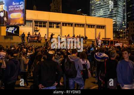 Tel Aviv, Israele. Xv Nov, 2018. I residenti della regione meridionale di Israele raccogliere durante una manifestazione di protesta contro l'accordo di cessate il fuoco con i palestinesi di Hamas movimento islamista a Gaza. Credito: Ilia Yefimovich/dpa/Alamy Live News Foto Stock