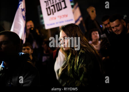 Tel Aviv, Israele. Xv Nov, 2018. Un residente di Israele sud prende parte a una protesta contro l'accordo di cessate il fuoco con i palestinesi di Hamas movimento islamista a Gaza. Credito: Ilia Yefimovich/dpa/Alamy Live News Foto Stock