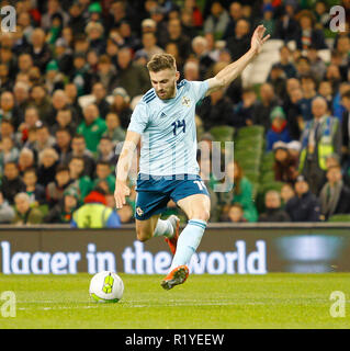 Aviva Stadium, Dublino, Irlanda. Xv Nov, 2018. International Football Friendly, Repubblica di Irlanda contro l'Irlanda del Nord; Stuart Dallas tenta un tiro dalla distanza per Irlanda del Nord Credit: Azione Plus sport/Alamy Live News Foto Stock