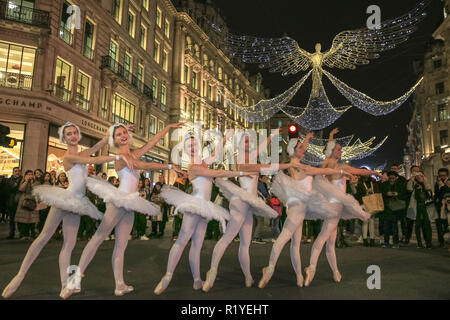 Regent Street, Londra, Regno Unito, 15 Nov 2018. I ballerini da orchidea nera vetrina a sorpresa le prestazioni. Gazzetta 'switch-sull' del più grande impianto luci nel capitale di Regent Street, "lo spirito di Natale' è celebrata ancora una volta in stile. Credito: Imageplotter News e sport/Alamy Live News Foto Stock