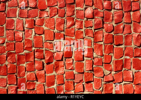 Dettaglio del mosaico con piccole pietre rosse in condizioni di luce solare intensa Foto Stock