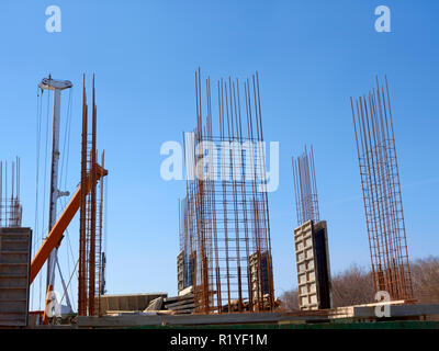 Inizio del calcestruzzo telaio monolitico del nuovo edificio sullo sfondo blu cielo privo di nuvole Foto Stock