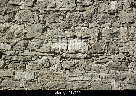 Frammento di un rilievo di parete antica fortificazione con grandi massi in giornata soleggiata Foto Stock