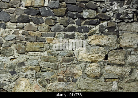 Frammento del vecchio muro di pietra con massi informe Foto Stock