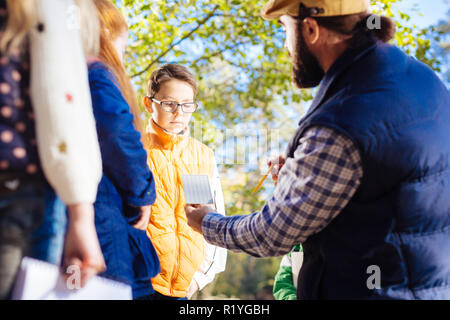Nizza uomo intelligente che spiega circa le nuove tecnologie eco Foto Stock