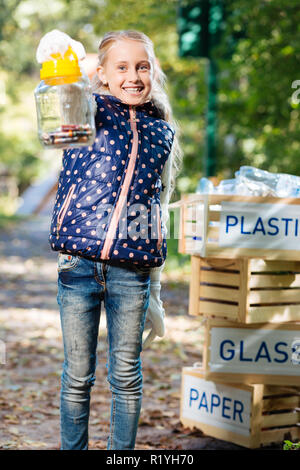 Gioiosa bella ragazza contribuendo a salvare l'ambiente Foto Stock