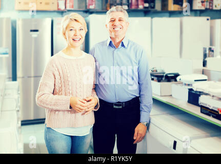 Felice Coppia matura insieme in home appliance store Foto Stock