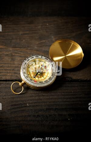 Vintage di bussola su una tavola di legno. Foto Stock