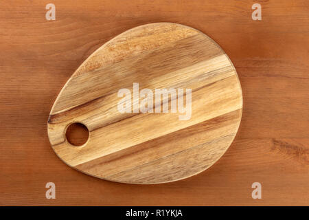 Una foto di un vecchio tagliere, girato dalla parte superiore su un rustico scuro texture con un posto per il testo. Un background di cottura con spazio di copia Foto Stock