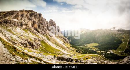 Scenic vista panoramica del Col dei Bos e Cinque Torri, nella gamma delle Tofane. Cortina d'Ampezzo, Dolomiti, Italia. Foto Stock