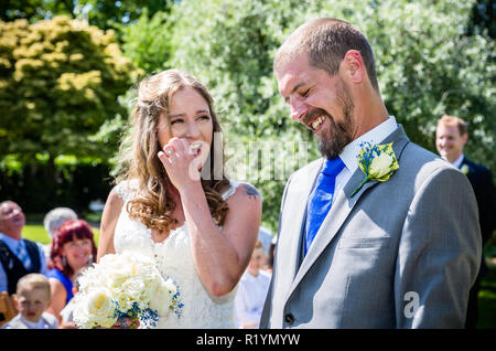 Giardino la celebrazione dei matrimoni in Inghilterra durante l'estate del 2018 Foto Stock