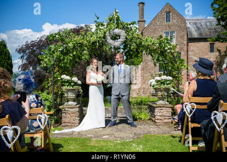 Giardino la celebrazione dei matrimoni in Inghilterra durante l'estate del 2018 Foto Stock