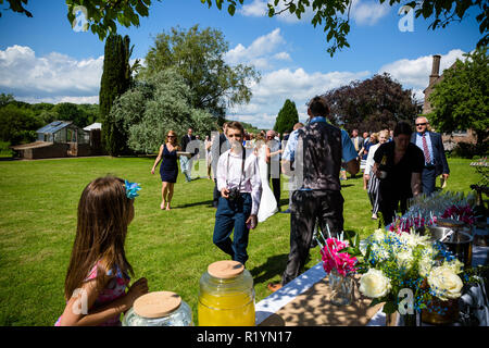 Giardino la celebrazione dei matrimoni in Inghilterra durante l'estate del 2018 Foto Stock