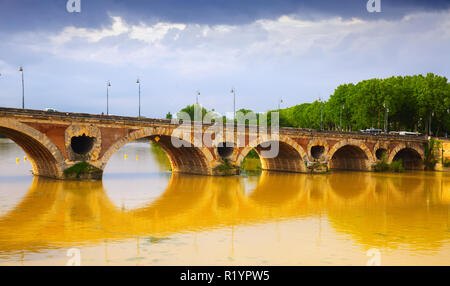 Pont Neuf è stare sopra il fiume Garonne in Toulouse in Francia. Foto Stock