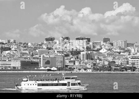 Lisbona, Portogallo - 03 Aprile 2010: la nave di crociera viaggiare lungo il paesaggio. Città Architettura su nuvoloso cielo blu. Viaggiare in acqua. Godetevi la vacanza estiva. Viaggio e concetto di viaggio. Foto Stock