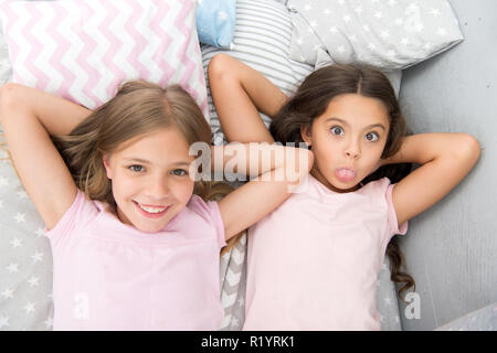 Migliori amici per sempre. Considerare il tema slumber party. Slumber party intramontabile tradizione di infanzia. Ragazze rilassante sul letto. Slumber party concetto. Le ragazze vogliono semplicemente divertirsi. Invita un amico per sleepover. Foto Stock