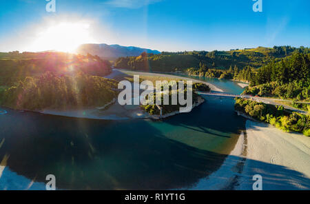 Ponti sul fiume Rakaia, Rakaia Gorge, Nuova Zelanda, Sud isola, durante il tramonto Foto Stock