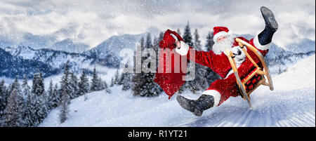 Fine santa claus in fretta con tradizionale rosso bianco costume e una grande borsa regalo di fronte bianco della neve paesaggio invernale panorama Foto Stock