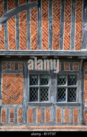 Dettaglio del pittoresco in mattoni e travi in legno del XVI secolo discutibile Hall Museum con luce leaded windows - Il Municipio - in Aldeburgh, Suffolk, Inghilterra, Foto Stock