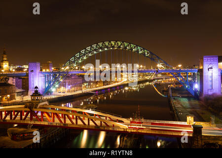 Newcastle upon Tyne/Inghilterra - 10 Febbraio 2014: Tyne Bridge e il ponte girevole di notte Foto Stock