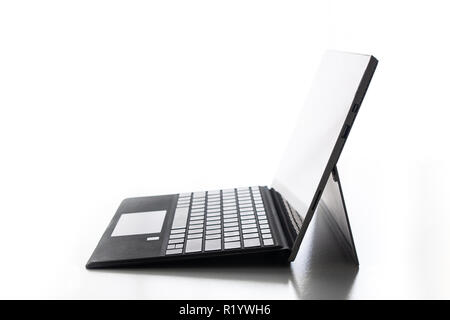 Compatto portatile tablet aperto esposti tasti bianco puro sfondo grigio key pad Foto Stock