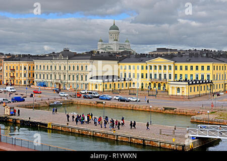 Luterano ed Evangelico cattedrale della diocesi di Helsinki, la Piazza del Mercato (Kauppatori) e il Palazzo Presidenziale. I turisti Foto Stock