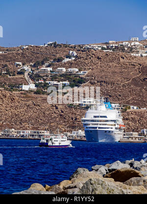 Crociere Celestyal Celestyal Crystal ormeggiati in porto Mykonos sulla isola di Mykonos in Cicladi gruppo nel Mar Egeo Grecia & Sea Bus a sinistra Foto Stock