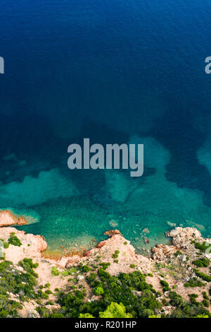 Spettacolare vista aerea di una bella e selvaggia costa rocciosa bagnata da un chiaro e il mare turchese, Sardegna, Italia. Foto Stock