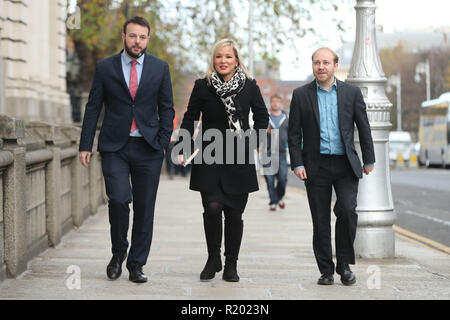 (Da sinistra a destra) Leader SDLP Colm Eastwood, Sinn Fein vice leader Michelle O'Neill e Northern Ireland Green Party Leader Steven Agnew, arriva per un briefing Brexit con il Taoiseach Leo Varadkar presso gli edifici del governo di Dublino Foto Stock