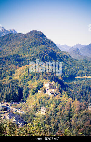 Vista attraverso le Alpi tedesche in Baviera e il Castello di Hohenschwangau in vista Foto Stock