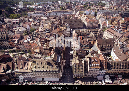 La Francia vista aerea dei tetti di tutta la città di Strasburgo Foto Stock