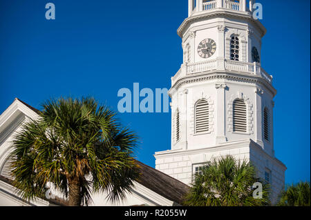 Sunny scenic vista in dettaglio della classica chiesa meridionale architettura con palmetto palme sotto il luminoso cielo blu a Charleston, Carolina del Sud, STATI UNITI D'AMERICA Foto Stock