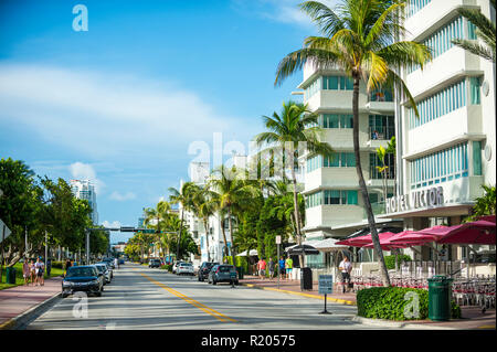 MIAMI - circa settembre, 2018: tabelle a caffetterie attendere l'arrivo del brunch la folla sullo storico quartiere Art Deco di South Beach Foto Stock