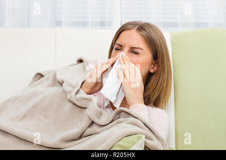 Donna con flu Foto Stock