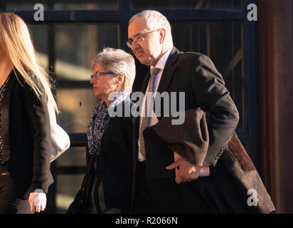 Nigel e Paula Burt, genitori di Durham University student Olivia Burt, morto al di fuori di una discoteca, arrivare a Newcastle Crown Court, come Paolo Hind, 38, è stato imprigionato per quattordici mesi dopo l'invio di messaggi di contenuto offensivo su Facebook omaggio pagine per quattro persone morte. Foto Stock