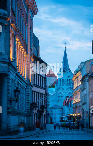 Pils Iela strada di notte, Riga, Lettonia, Paesi Baltici, Europa Foto Stock