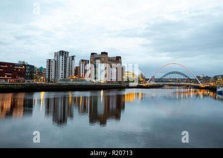 Newcastle upon Tyne/Inghilterra - 9 Aprile 2014: Newcastle fiume famoso 5 ponti vista al tramonto