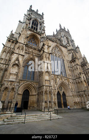 York/Inghilterra - 30 Aprile 2014 - York Minster ampio angolo esterno Foto Stock