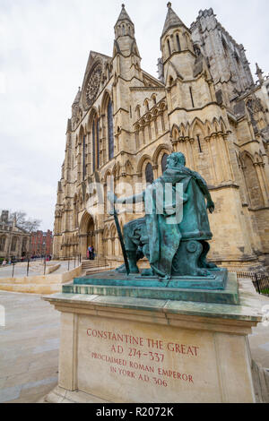 York/Inghilterra - 30 Aprile 2014 - York Minster ampio angolo esterno Foto Stock