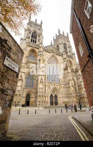 York/Inghilterra - 30 Aprile 2014 - York Minster ampio angolo esterno Foto Stock