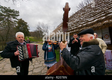 Uzhgorod, Ucraina - 13 Gen 2018: Vasylya festival che celebra nel Museo di architettura popolare e vita. i rappresentanti di regione Mizhhirya mostra il Foto Stock