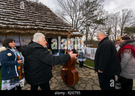 Uzhgorod, Ucraina - 13 Gen 2018: Vasylya festival che celebra nel Museo di architettura popolare e vita. i rappresentanti di regione Mizhhirya mostra il Foto Stock